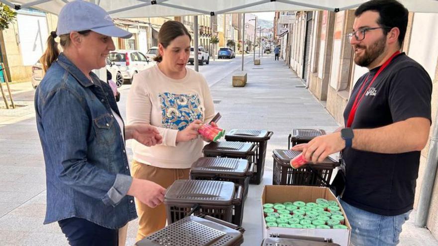 Culmina el reparto del kit para la recogida de basura orgánica en los núcleos urbanos y el rural de Silleda