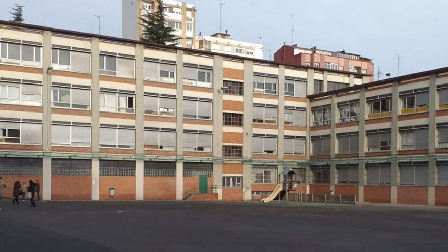 Vista del colegio Rey Pelayo desde el patio del centro educativo de la avenida de la Constitución. | Marcos León