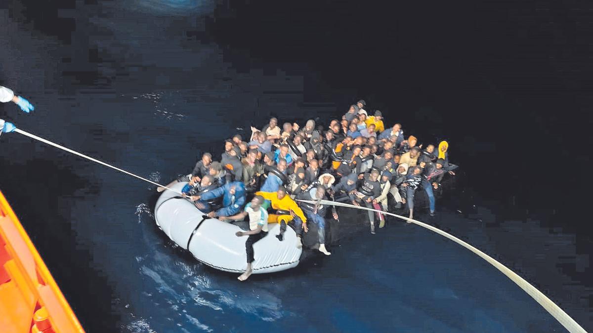 Neumática interceptada por Salvamento Marítimo cerca de Lanzarote.