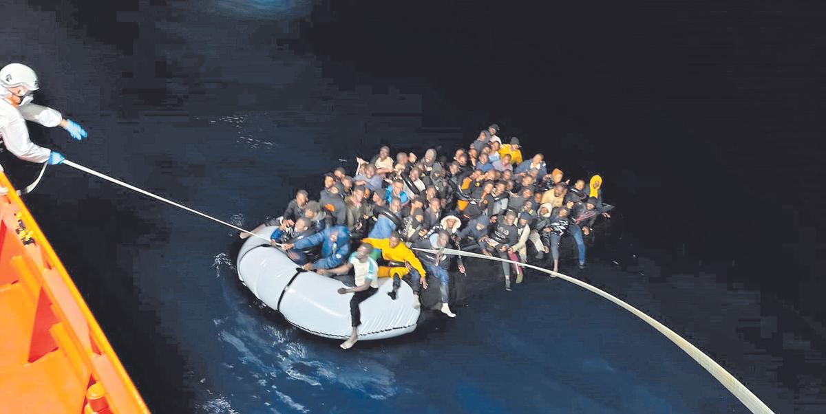 Neumática interceptada por Salvamento Marítimo cerca de Lanzarote.