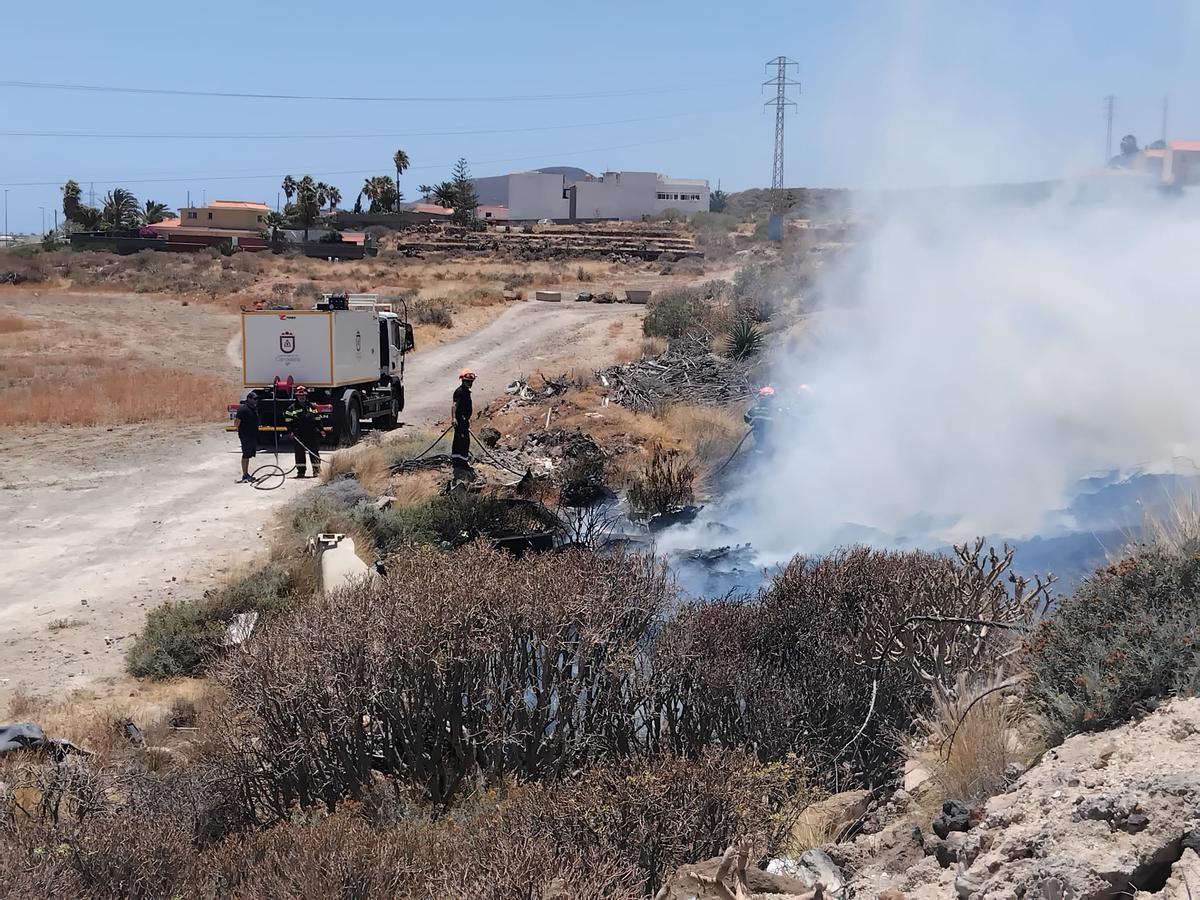 Los bomberos trabajando sobre el incendio