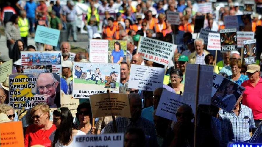 Manifestación de los emigrantes retornados en Vilagarcía de Arousa. // Iñaki Abella