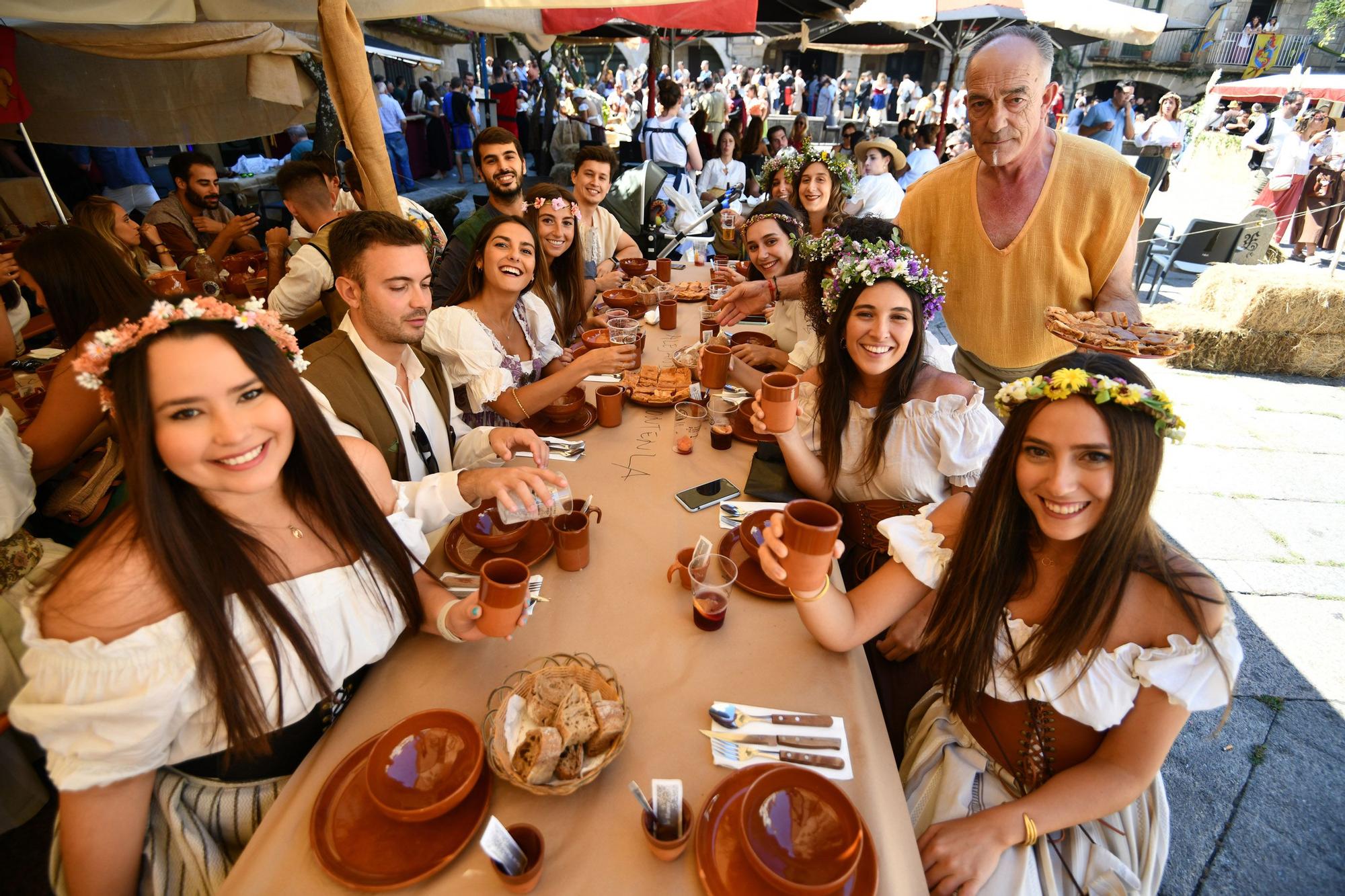 Cortesanos, bufones, damas y caballeros celebran el retorno de su señor: la Feira Franca anima Pontevedra