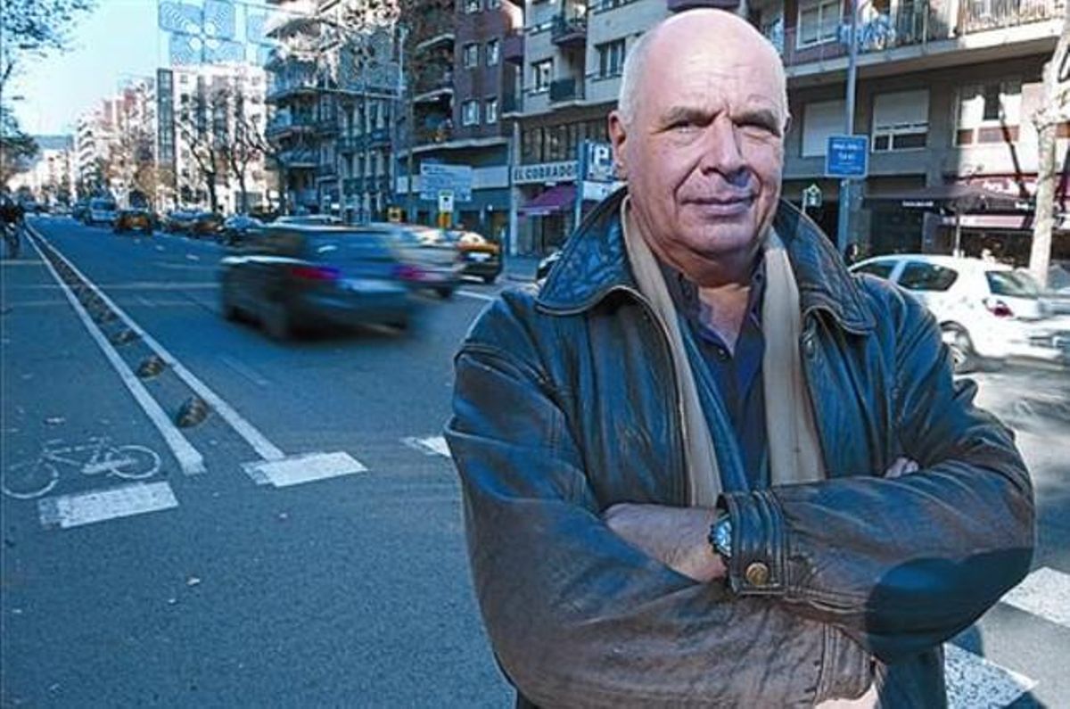 Veí implicat 8 Rabell, en un carrer del seu cèntric barri. Veí implicat 8 Rabell, en un carrer del seu cèntric barri.
