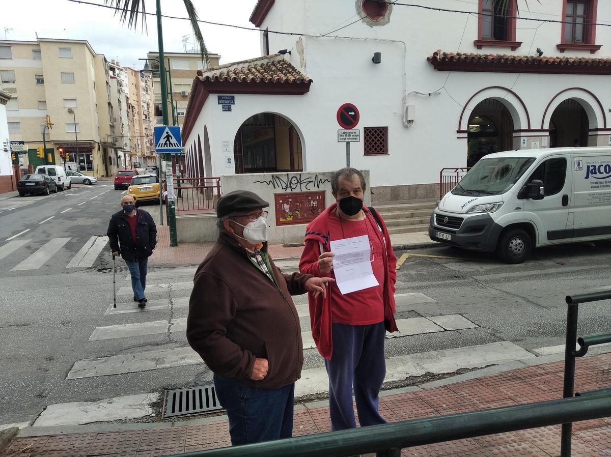 Los vecinos, con la petición de agosto a Movilidad.