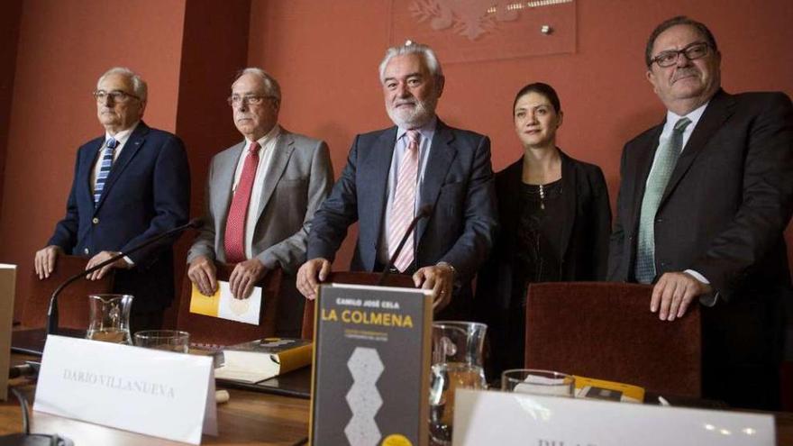 Jorge Urrutia, Camilo José Cela Conde, Darío Villanueva, Pilar Reyes y Adolfo Sotelo, ayer, en la presentación.