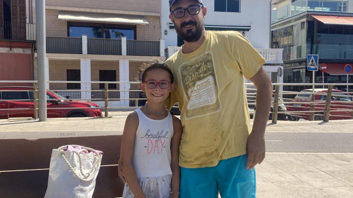 Jose y su hija Emma, dos habituales de la playa.