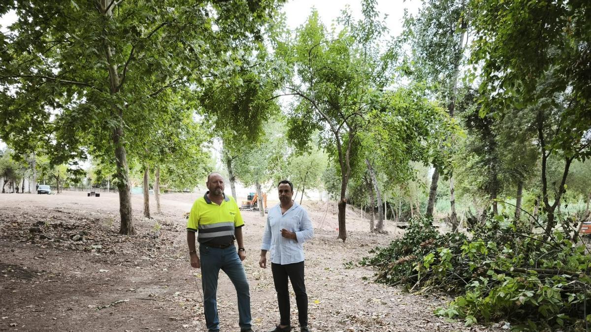 El concejal y un responsable de la empresa que desarrolla los trabajos en el parque del Cascajar de Lucena.