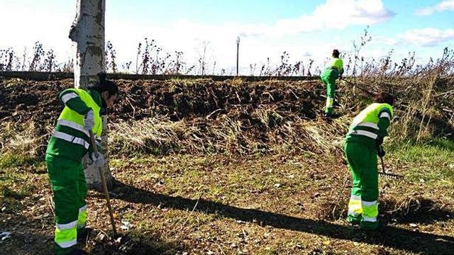 Trabajadores del plan de empleo trabajan en el entorno del río.