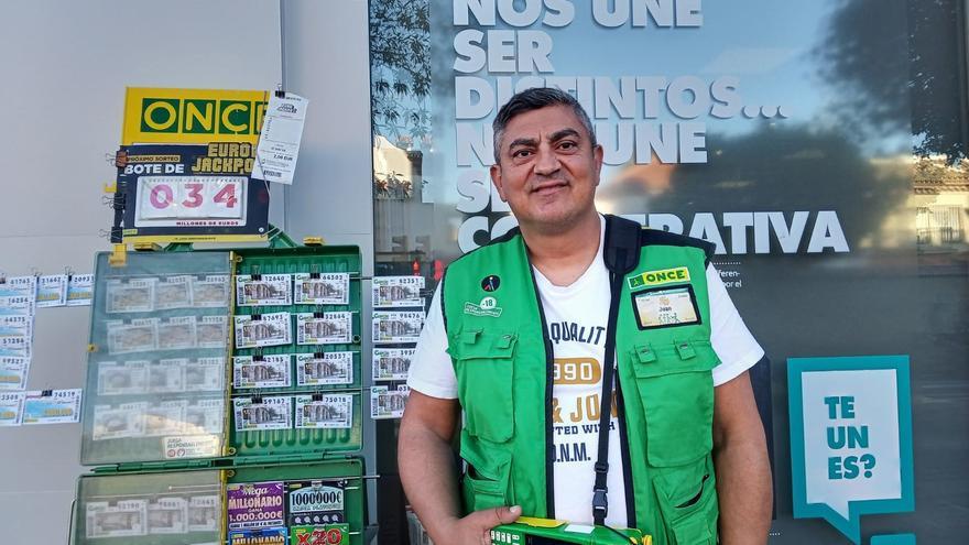El vendedor de la ONCE Juan Collado reparte suerte a diez personas en Ciudad Jardín, en Málaga