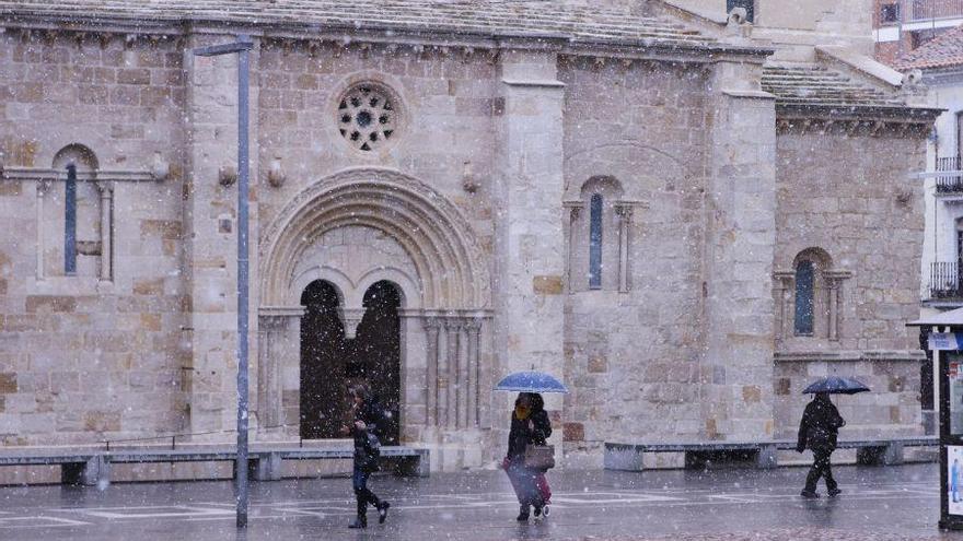 La nieve tiñe de blanco las calles de Zamora