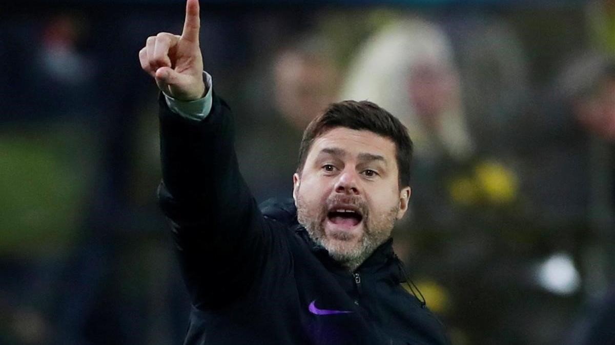 Mauricio Pochettino da órdenes durante el partido del Tottenham contra el Dortmund.