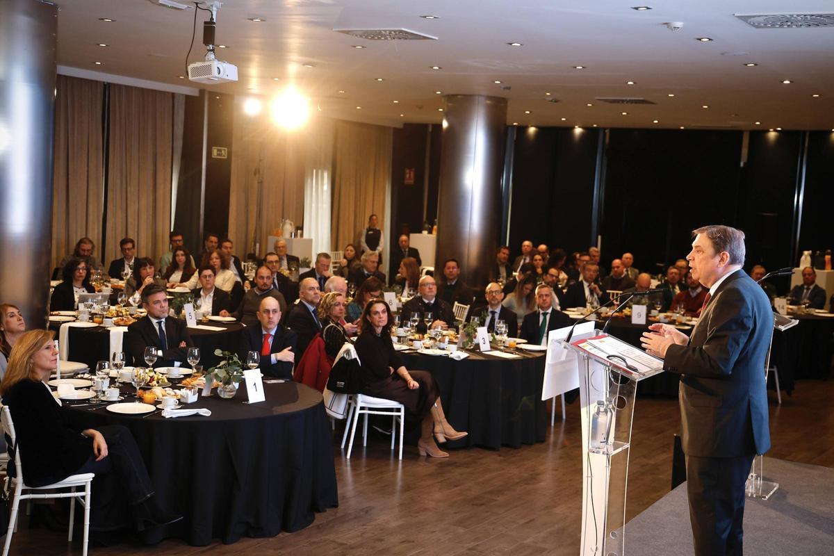 Luis Planas se dirige a los asistentes al desayuno este lunes.