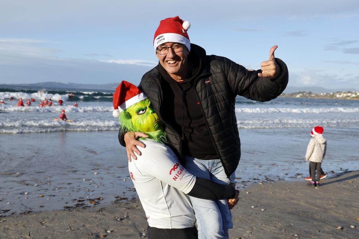 Papá Noeles surfistas solidarios al agua en Patos