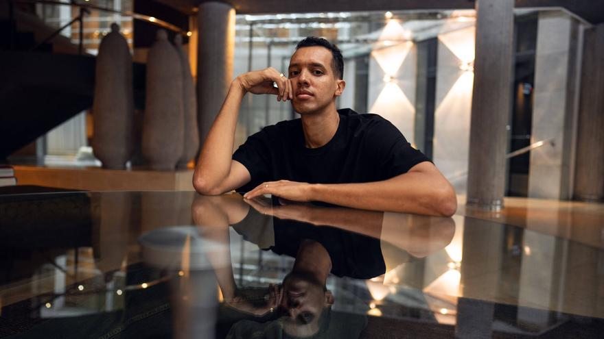 Gaël Faye: &quot;Un genocidio nunca queda atrás; no hay nada que nos libere de los fantasmas del pasado&quot;