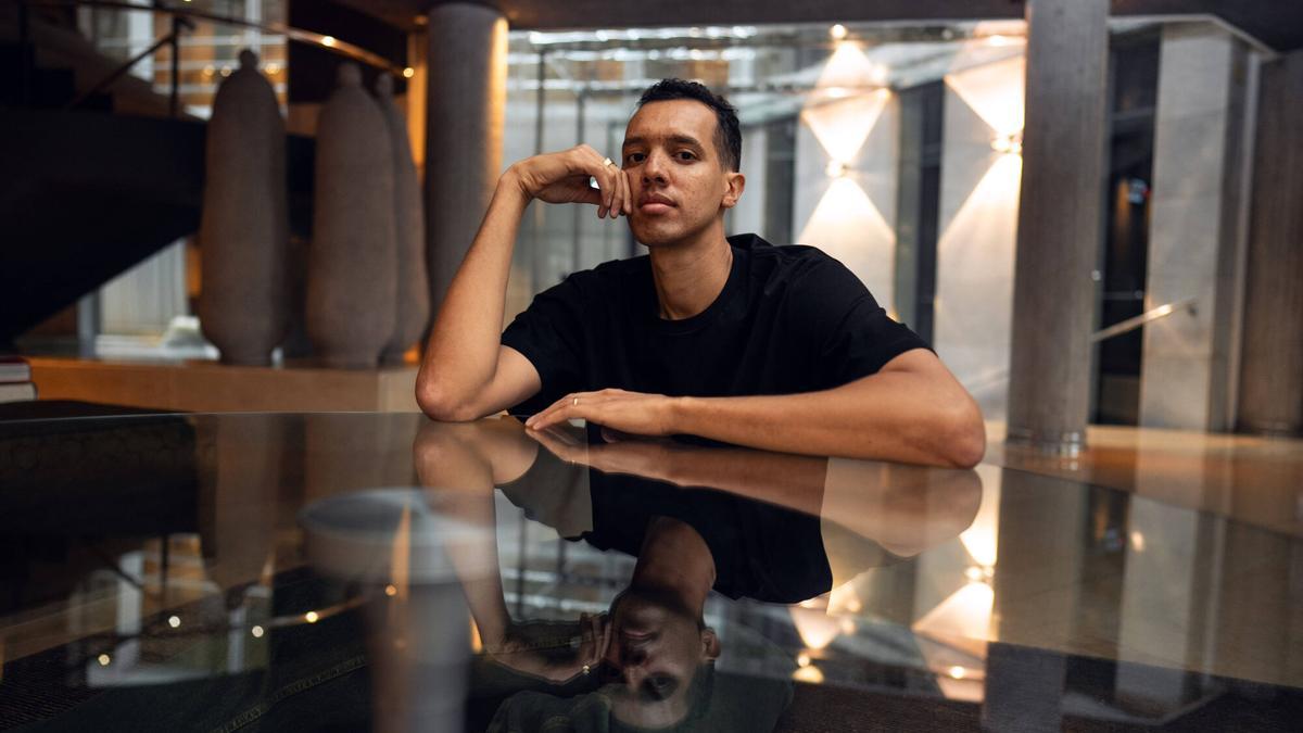 El escritor y rapero Gaël Faye, fotografiado en un hotel de Barcelona