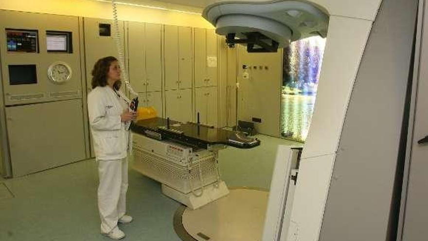 Una profesional de radioterapia manipula un acelerador.