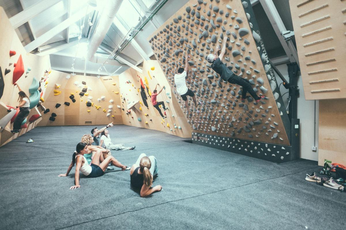 Su zona boulder cuenta con una gran pared que oscila entre los 20º y los 60º grados de inclinación