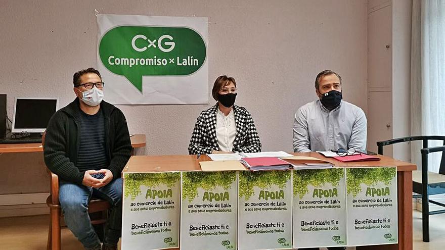 Miguel Medela, Teresa Varela y Rafael Cuiña en la sede. |   // N.C.S.