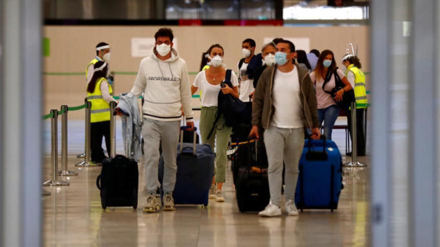 Barajas empieza a recibir pasajeros en el primer día tras el estado de alarma