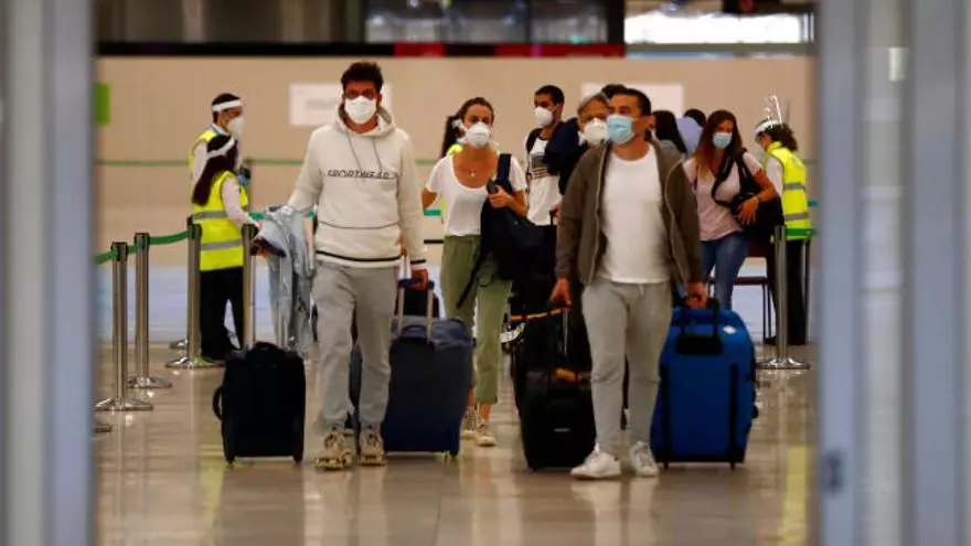 Los aeropuertos españoles comienzan a recibir a los primeros visitantes