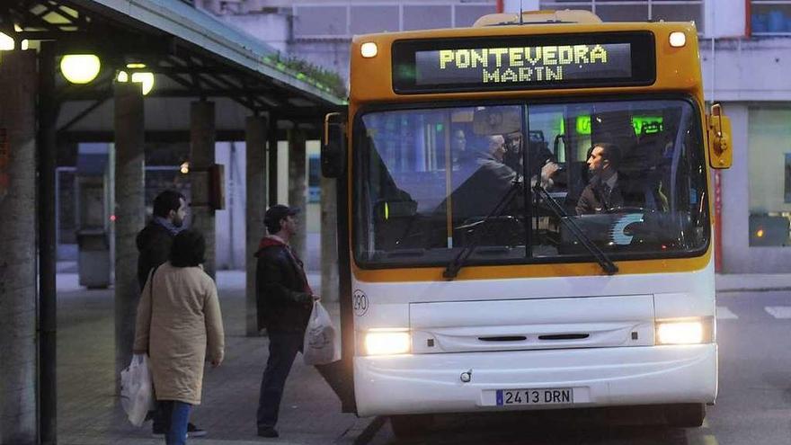 Un autobús de la linea Pontevedra-Marín en la parada de la plaza de Galicia. // R. Vázquez