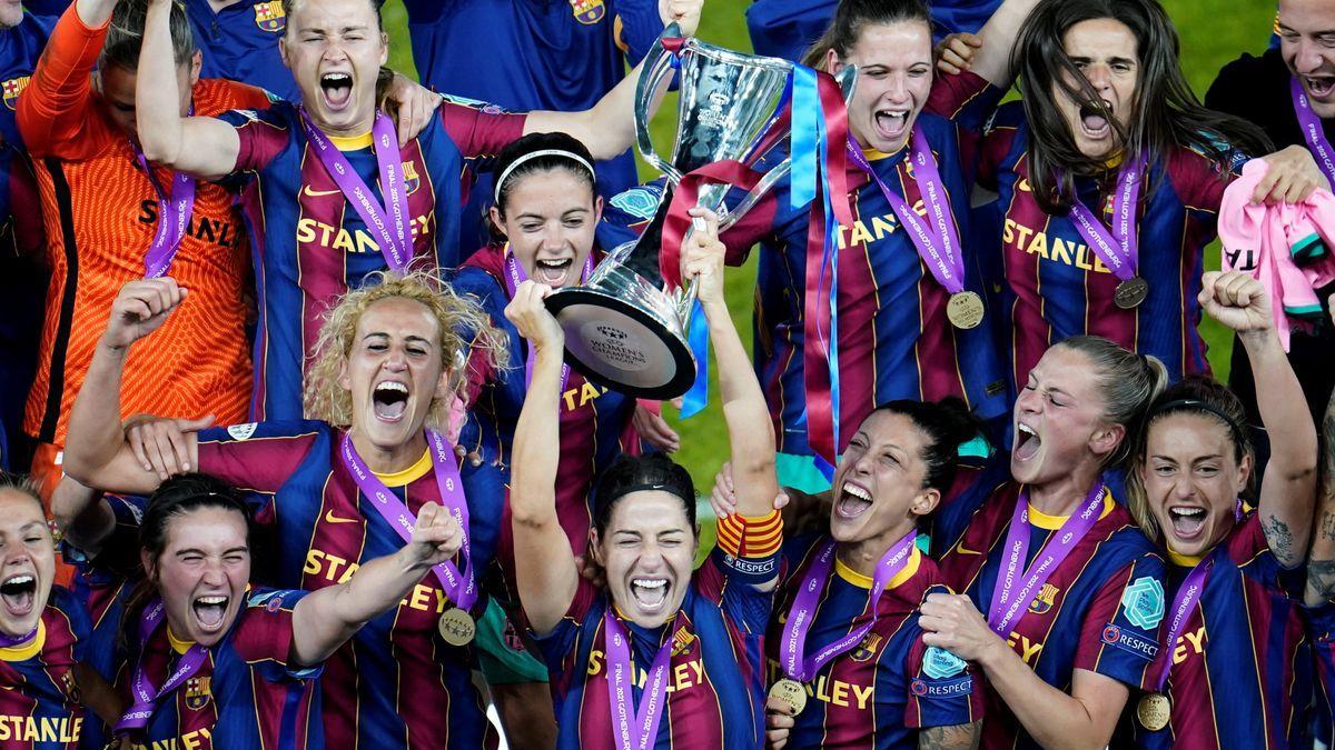 El Barça levanta el trofeo de la Champions femenina.