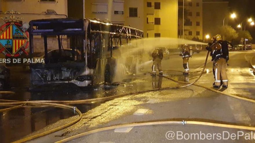 Stadtbus geht in Palma de Mallorca in Flammen auf