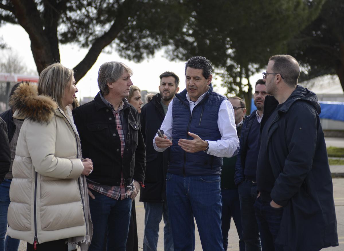 El gerente del CTLB, Fernando Pérez Aguado, explica a Martínez y a los candidatos socialistas a las Cortes la situación del Centro de Transportes y Logística.
