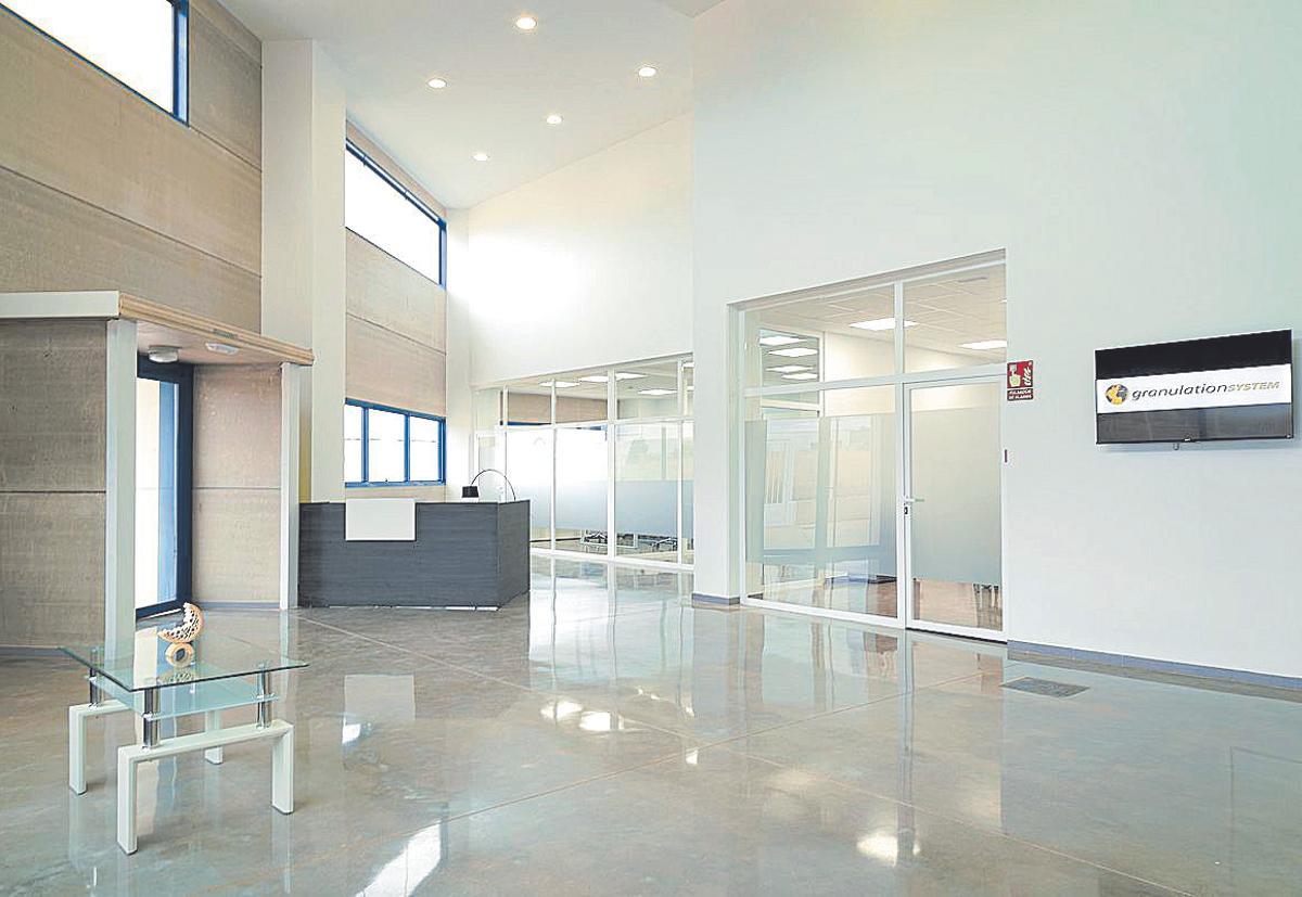 La empresa ha renovado recientemente sus instalaciones.