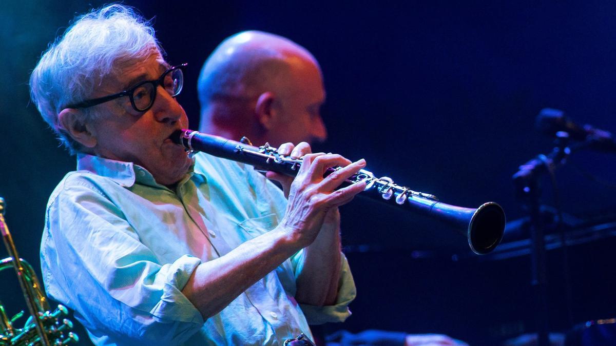 Woody Allen, durante una actuación junto a The Eddy Davis New Orleans Jazz en Barcelona, en junio de 2019