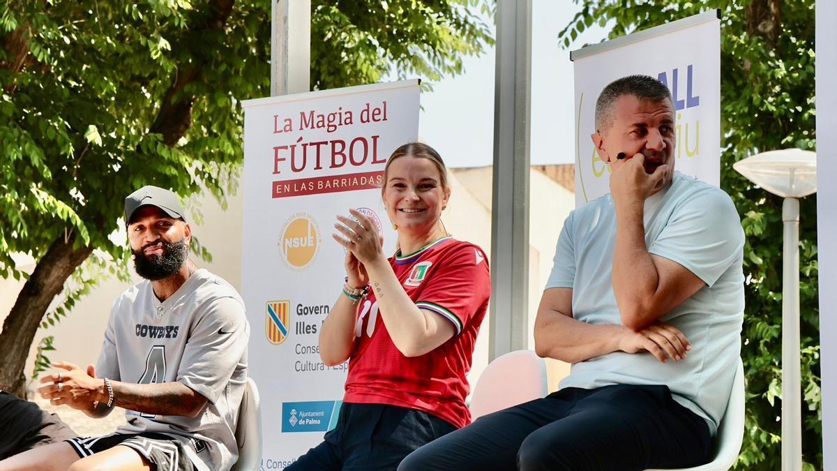 El futbolista Emilio Nsue y la presidenta del Govern, Marga Prohens, en la jornada 'La magia del fútbol en las barriadas'.