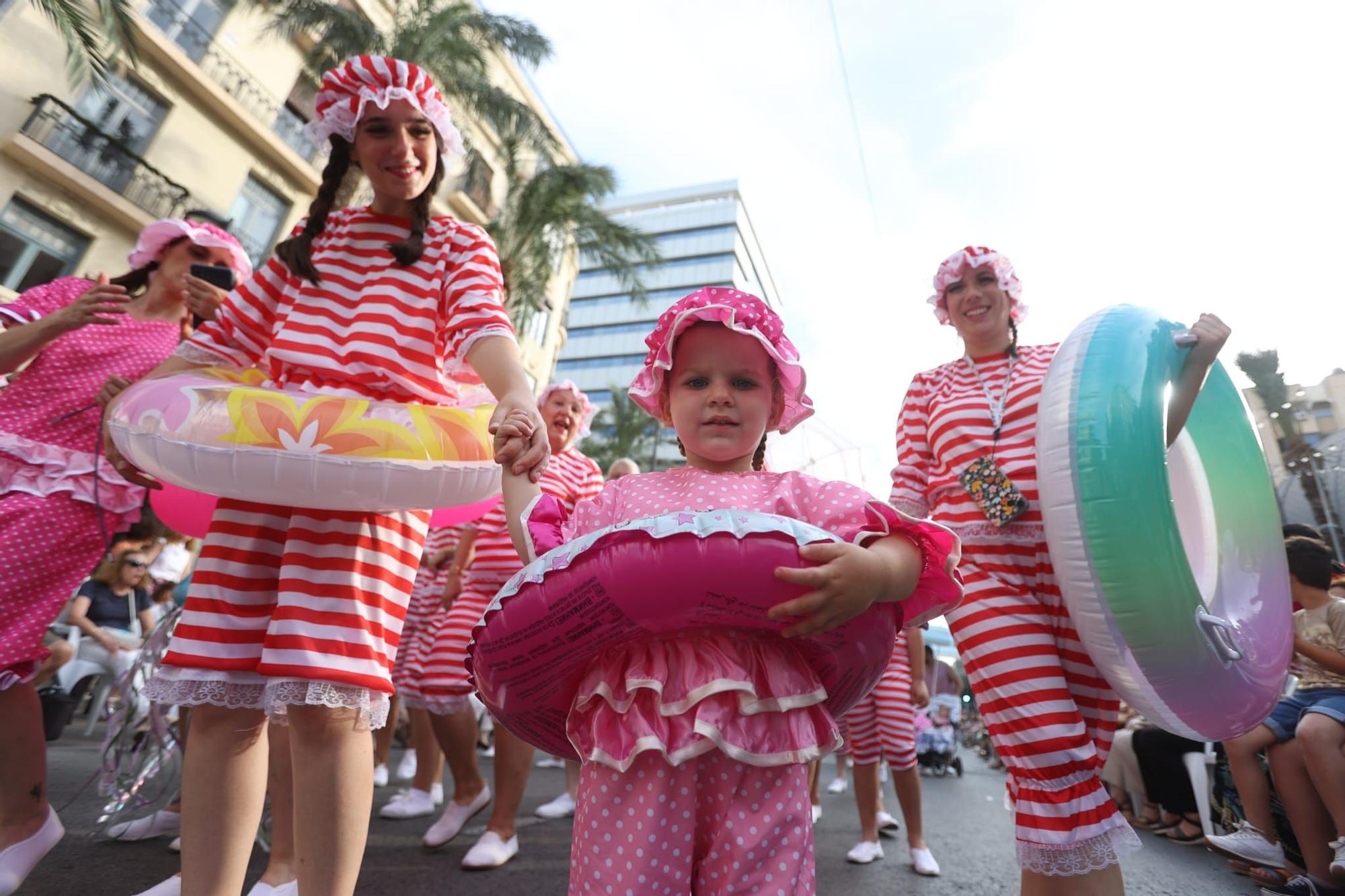 Las 89 hogueras y 20 barracas inundan las calles de Alicante con el tradicional desfile del Ninot