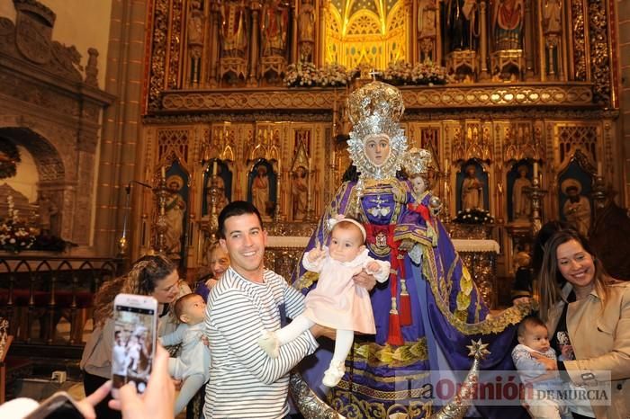 Los niños pasan por el manto de la Fuensanta