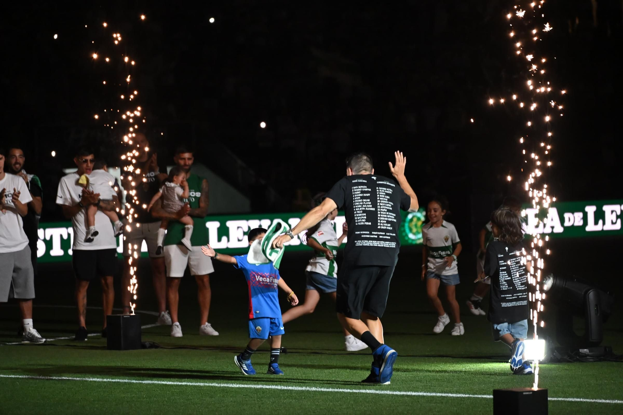 El Elche CF celebra el ascenso a Primera en el Martínez Valero