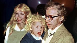 Woody Allen, Mia Farrow y la paqueña Dylan Farrow, en 1987.