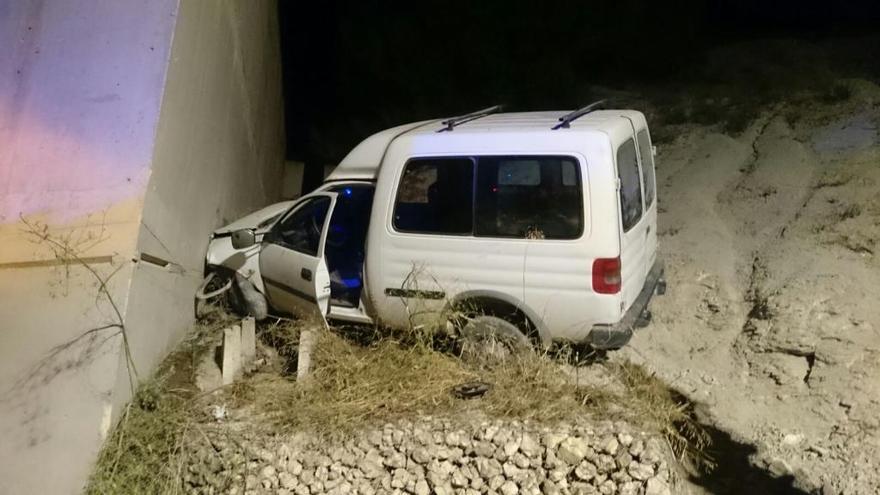 Rescatados tras chocar con su coche contra un puente en Albaida