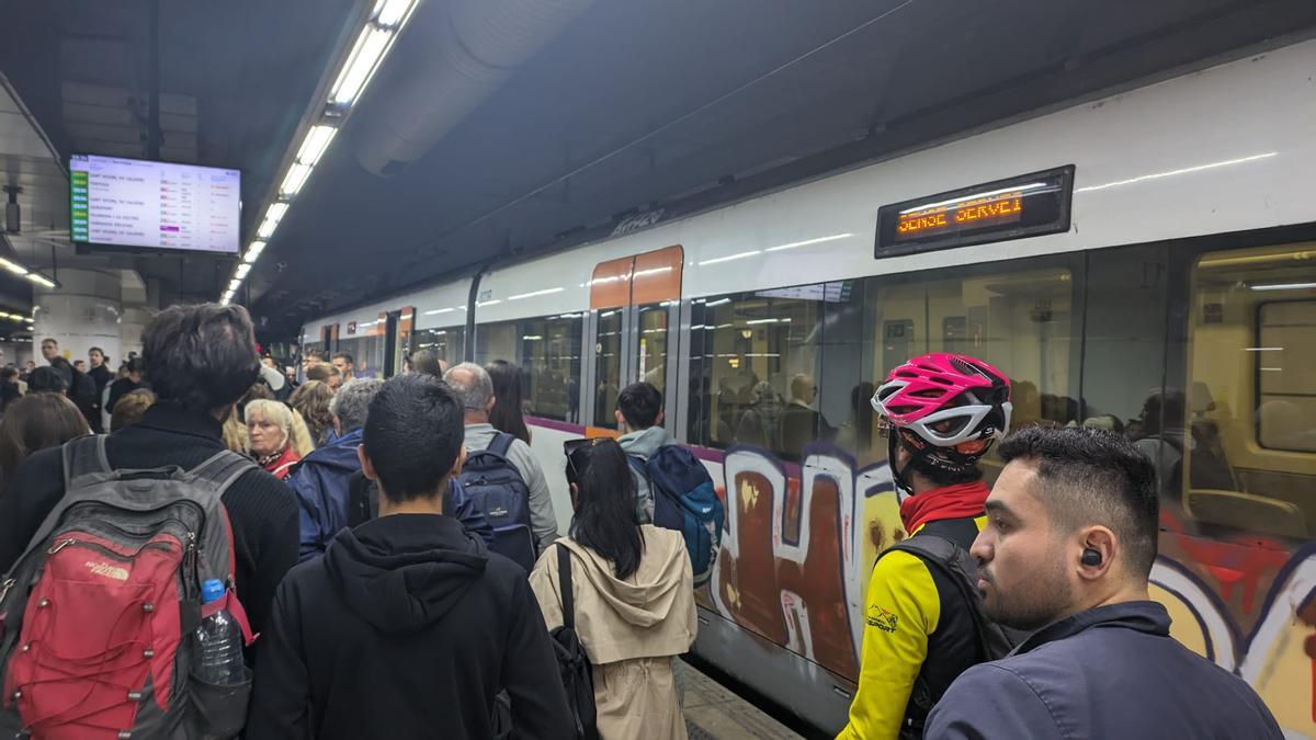 Usuarios en la estación de Sants