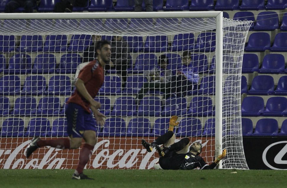 Dos errores del meta gaditano condenan al Hércules en su mejor partido de la temporada.