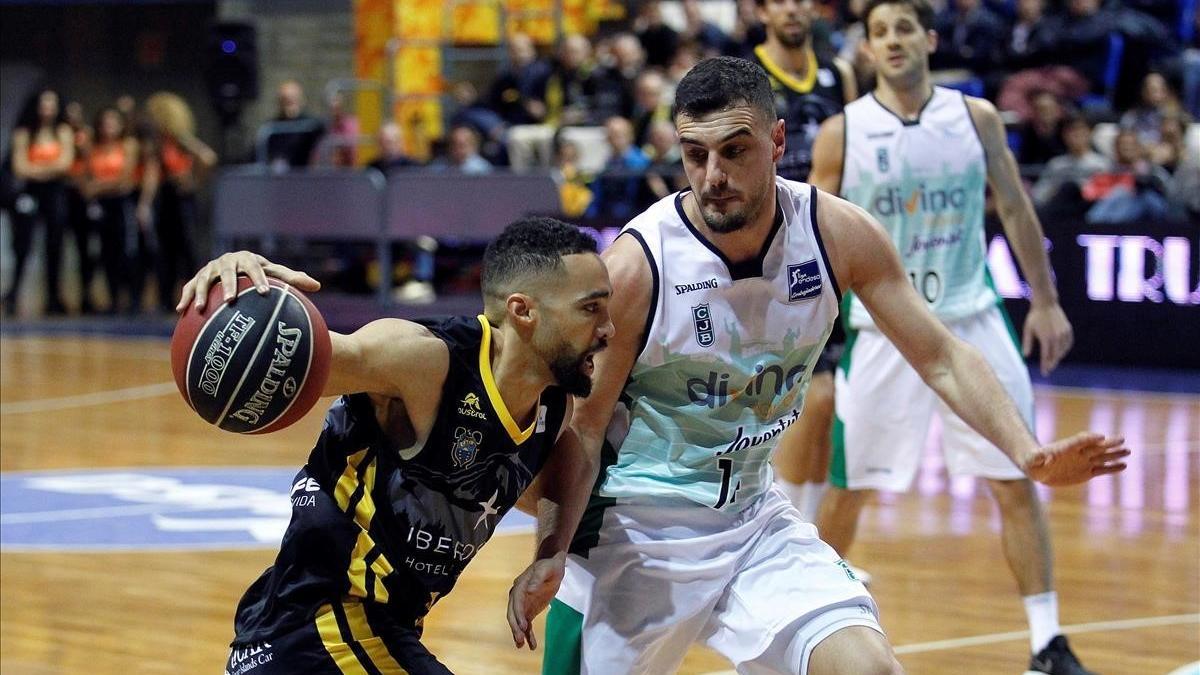 White controla el balón en presencia del verdinegro Ventura