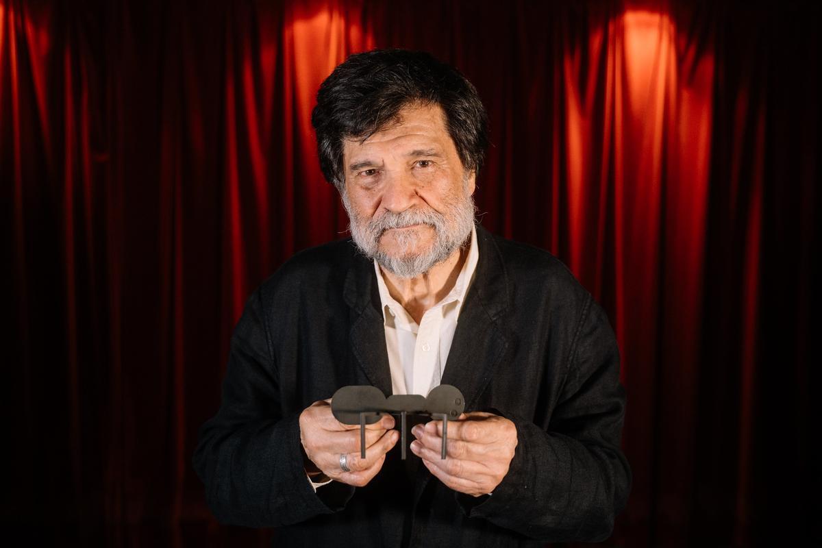 Víctor Erice con el Premio Luis Buñuel.