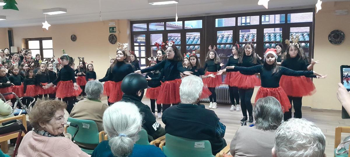 GALERÍA | Las alumnas de Sandra Iglesias bailan para los "abuelos" de la residencia Virgen del Canto de Toro GALERÍA | Las alumnas de Sandra Iglesias bailan para los "abuelos" de la residencia Virgen del Canto de Toro