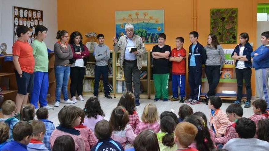 El escritor, durante su encuentro con los alumnos.