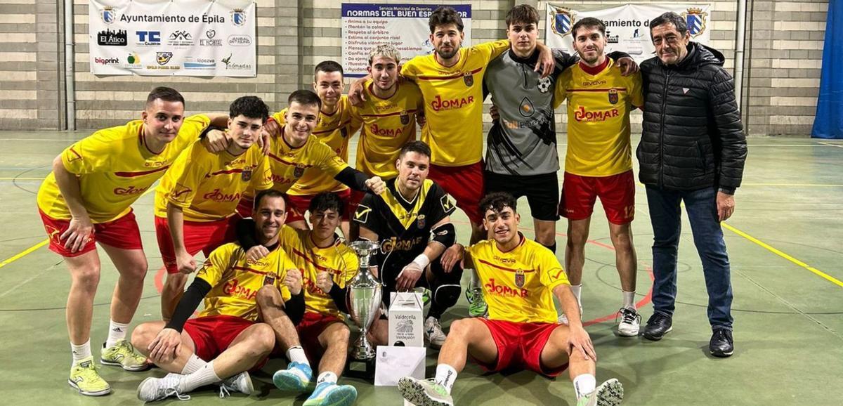 El alcalde de Épila, Jesús Bazán, junto a los jugadores de Cristalería Jomar, que se impuso en la final a Black Barbero.