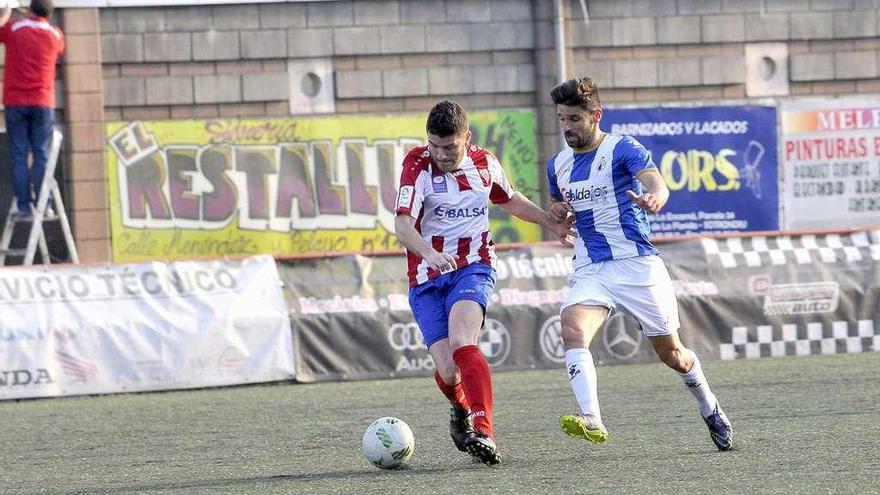 Jorge Rodríguez pelea un balón con Samuel en el Nuevo Nalón.