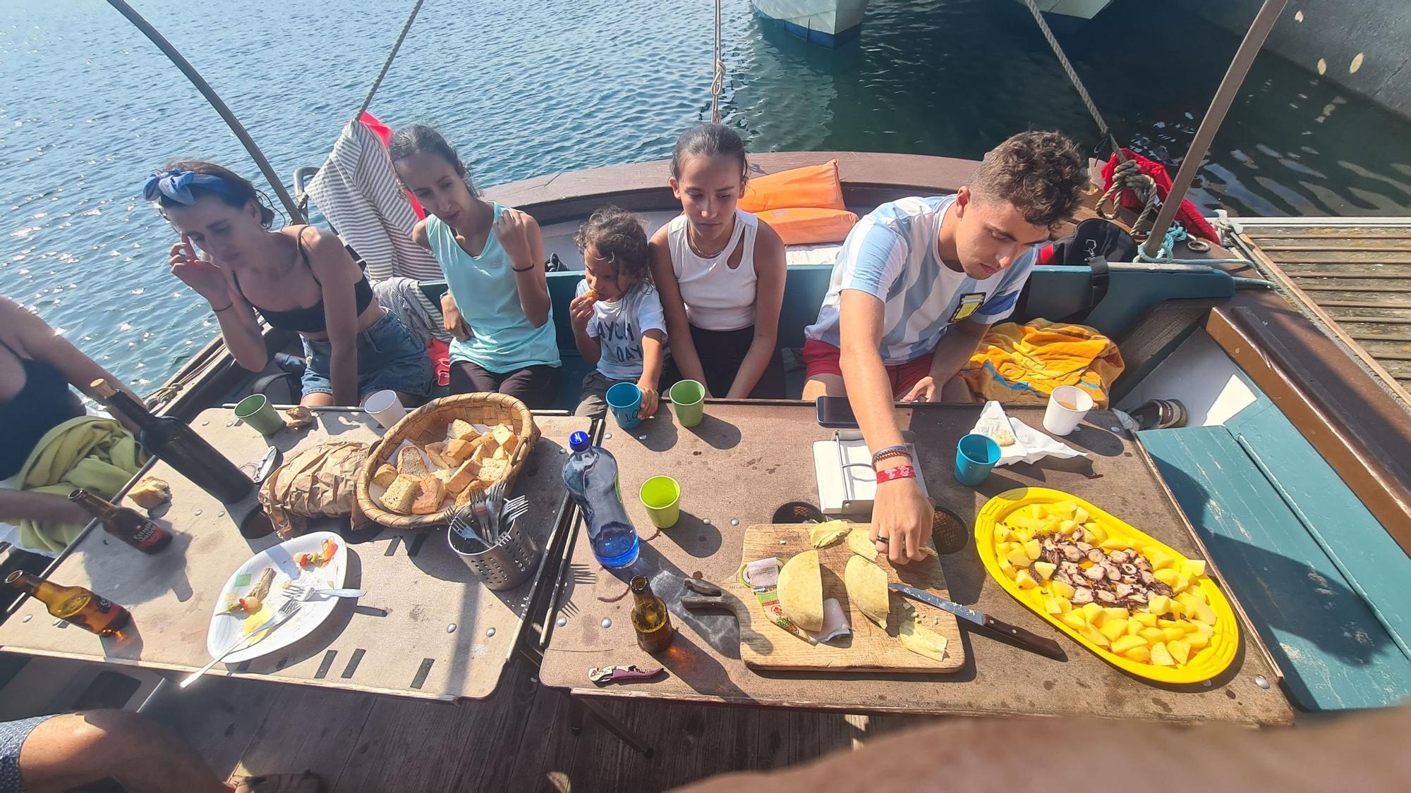 De visita en las Islas Atlánticas de Galicia a bordo del aula flotante "Chasula".