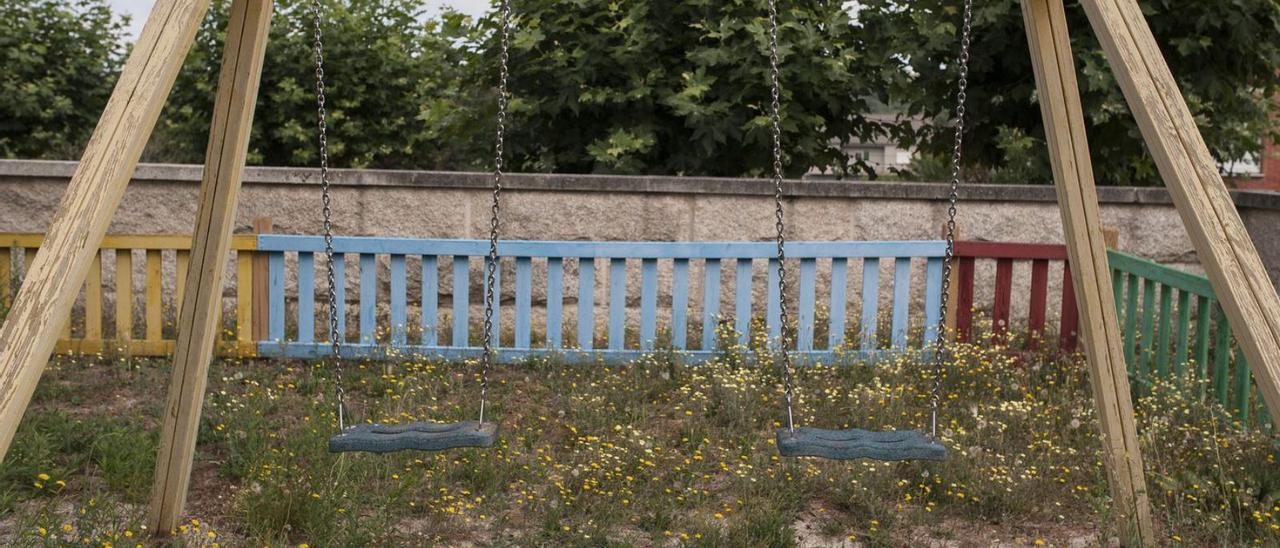 Un columpio vacío en un parque infantil. // BRAIS LORENZO