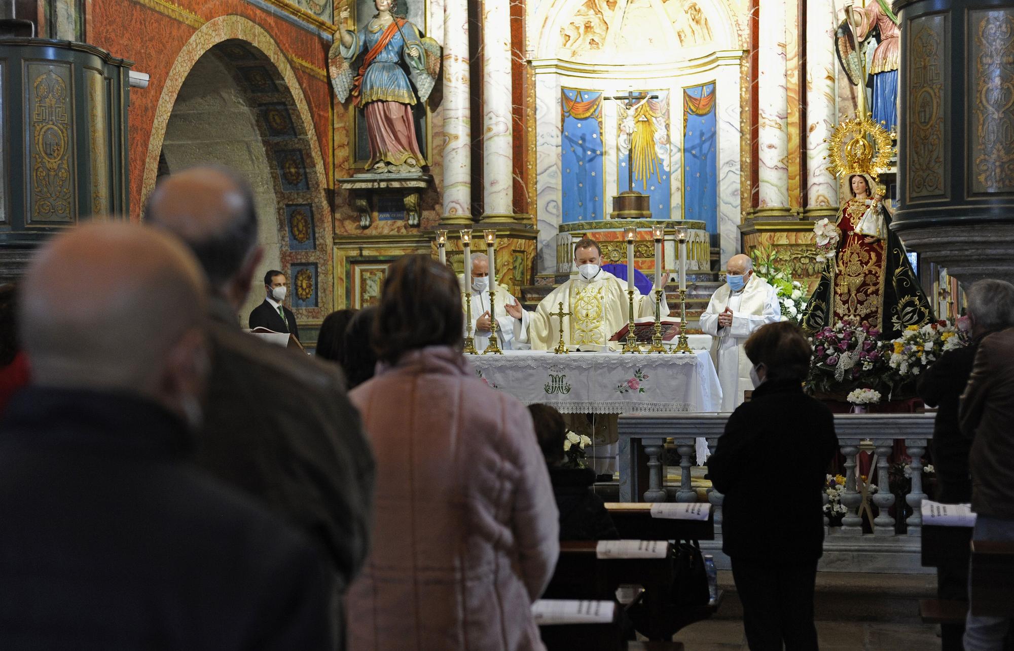 'O Corpiño pequeno' reparte sus feligreses entre su templo y Facebook