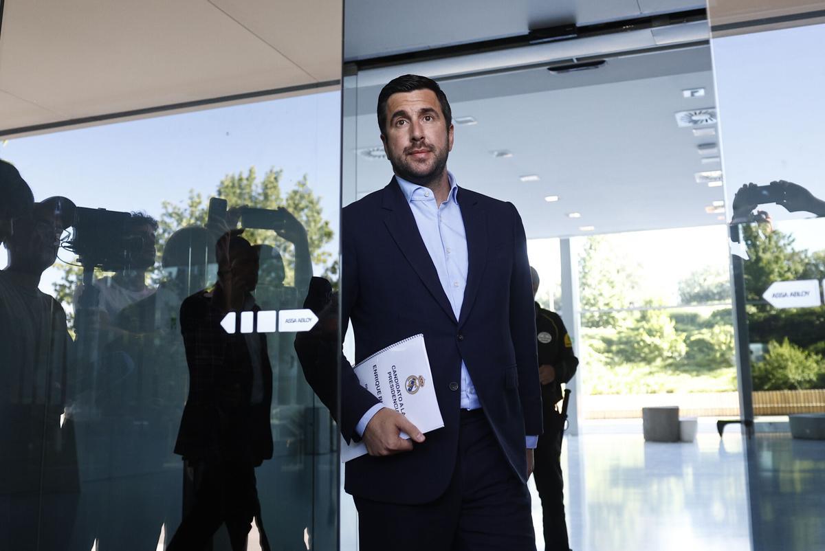 Enrique Riquelme sale de las oficinas del Real Madrid en Valdebebas