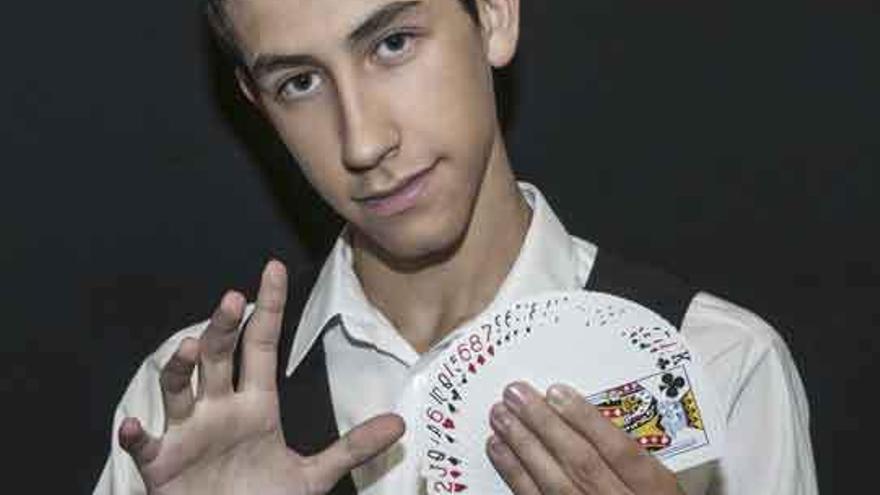 César Rosales con un juego de cartas.